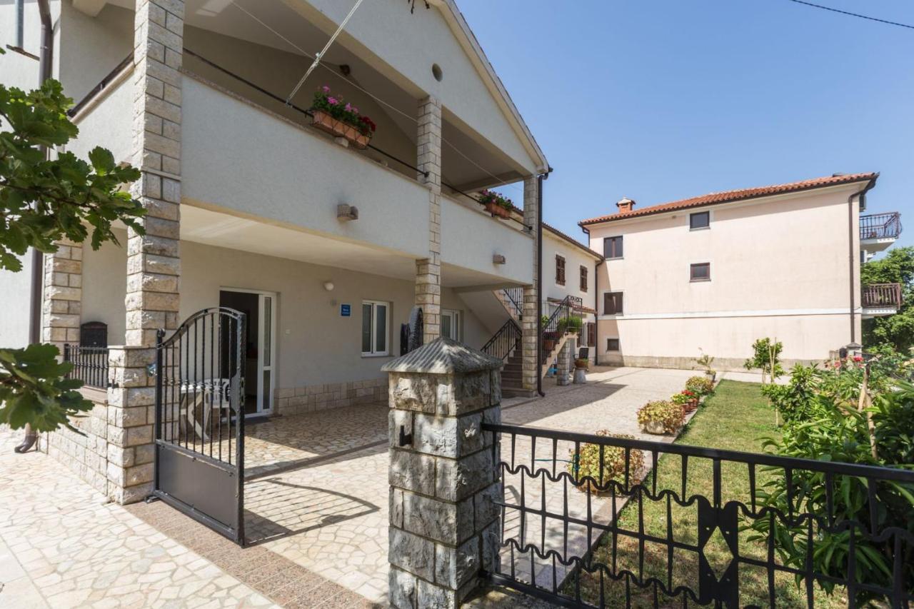 Lovely House Lindi In Porec Esterno foto